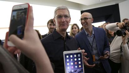 Tim Cook, CEO da Apple, mostra o novo iPad.