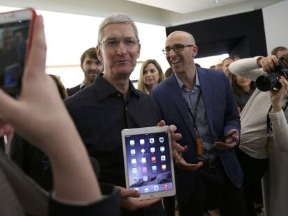 Tim Cook, conseller delegat d'Apple, mostra el nou iPad.
