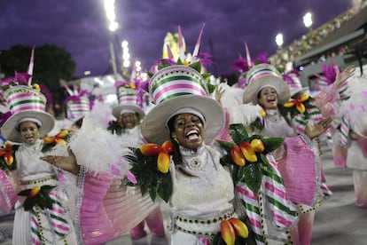 Inetgrantes de la escuela de samba Mocidade en su desfile en el sambódromo de Río de Janeiro (Brasil), el 12 de febrero de 2018.