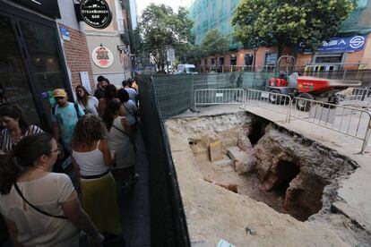 Obras paralizadas en la calle de Fuencarral por la aparición de un viaje del agua del siglo XVII. 