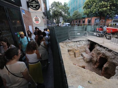 Obras paralizadas en la calle de Fuencarral por la aparición de un viaje del agua del siglo XVII. 