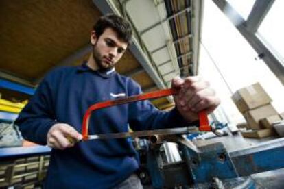 El aprendiz español de fontanero Jon Serrano trabaja en Bruder+Feucht en busca de un empleo en la compañía en Bad Homburg (Alemania). EFE/Archivo