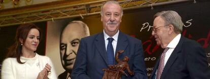 El seleccionador nacional de fútbol, Vicente del Bosque, tras recibir el Premio Mesonero Cándido a los Valores Humanos de manos del presidente de la Fundación Cándido, Alberto López (d), y de la consejera de Agricultura y Ganadería de la Junta de Castilla y León, Silvia Clemente, como reconocimiento s su compromiso social. EFE/Aurelio Martín
