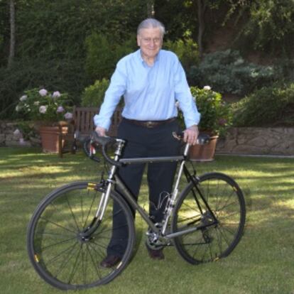 El cardiólogo Valentín Fuster en el jardín de su casa.