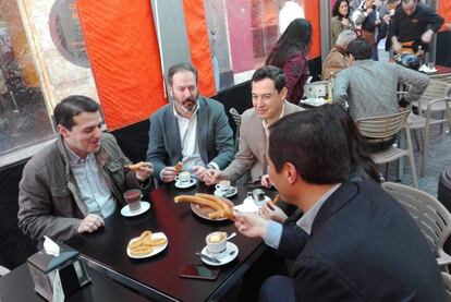 El candidato del PP, Juanma Moreno (el tercero desde la izquierda) desayunado churros durante un paseo electoral en Córdoba, el 16 de noviembre de 2018.