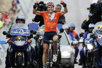 Igor Antón celebra su gran victoria en Calar Alto.