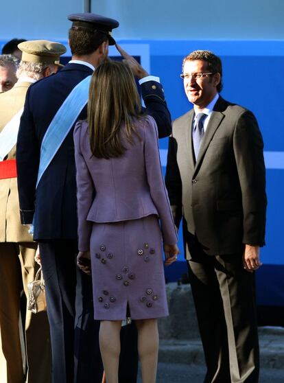 Doña Letizia, con un traje de chaqueta con apliques en la falda de Felipe Varela. Aunque es más habitual en ella llevar el pelo corto o con media melena, en 2009 lucía su pelo muy largo.