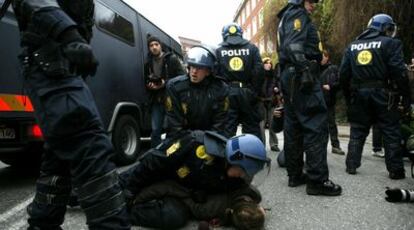 La policía detiene a manifestantes que iban a acudir a una marcha de protesta por la falta de resultados de la cumbre en Copenhague.