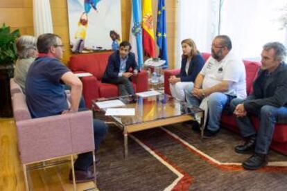 Fotografía difundida por la Xunta de la visita al conselleiro por parte de la alcaldesa y Rodríguez Ambrosio (a la derecha de la imagen).