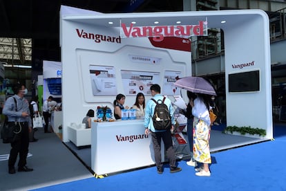 Un mostrador de la gestora Vanguard, en una feria sobre tecnologías financieras, en Shangai, en 2020.