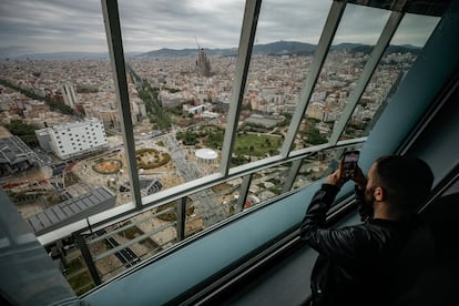 La plaza que ideó Ildefons Cerdà como centro de Barcelona. Al dibujar la cuadrícula del Eixample, Cerdà concibió Glòries en el siglo XIX como el centro de la ciudad en la confluencia entre las tres principales calles de Barcelona: la Gran Via (cuyo tráfico se ha soterrado con dos túneles bajo la plaza), la Meridiana y la Diagonal. Han pasado 165 años desde entonces. Tres por tres manzanas, o nueve hectáreas que por fin funcionarán como espacio público.