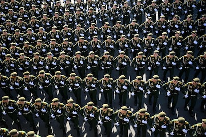 Militares rusos llegan a la plaza Roja para participar en el desfile.