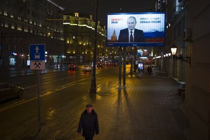 Una imagen de campaña del presidente Vladimir Putin es vista en una calle de Moscú el 15 de enero de 2018. 