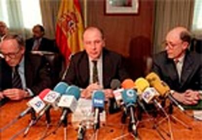 Rodrigo Rato (centro), junto a Manuel Pizarro (izquierda) y José Luis Leal.