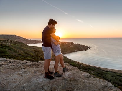 El verano se eterniza hasta los días más cortos del año, y las puestas de sol resultan idílicas en cualquier improvisado rincón, en estos meses sin aglomeraciones.