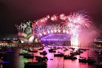 Em Sydney, a maior cidade da Austrália, os famosos fogos de artifício do Ano Novo foram disparados sobre a baía, mas com a quase total ausência de espectadores após o surgimento de um recente surto de covid-19, no norte da cidade.