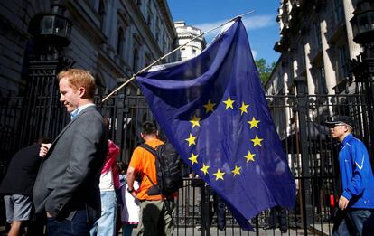 Un hombre pasea con una bandera de Europa por Londres.