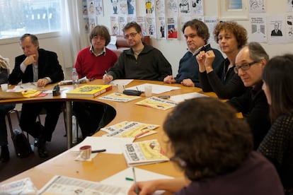 Reunión redaccional en 2012 en la aparecen algunas de las víctimas del atentado: Bernard Maris (izquierda), Cabu (Jean Cabut, segundo por la izquierda), Charb (Stéphane Charbonnier, tercero) y Riss (Laurent Sourisseau, cuarto).