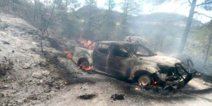 Un vehículo calcinado tras el enfrentamiento de este miércoles en Guachochi, en el Estado de Chihuahua.