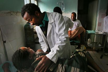 La población etíope solo tiene acceso a tres médicos por cada 100.000 habitantes. Como consecuencia, sólo el 10% de las mujeres tienen sus partos en presencia de una partera o un sanitario y los abortos en condiciones pésimas continúan.
