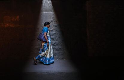 Una mujer camina en un subterráneo en la ciudad Bombay (India).