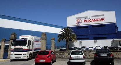 Un cami&oacute;n sale de la sede central de Pescanova en Chapela