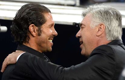 Simeone y Ancelotti se saludan antes del partido