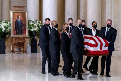 El ataúd cubierto con la bandera de la juez Ruth Bader Ginsburg, llevado por agentes de policía de la Corte Suprema, llega al Gran Salón de la Corte Suprema en Washington.