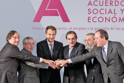 Los agentes gubernamentales, empresariales y sindicales firman el pacto social.