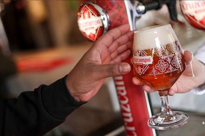 Una cerveza Cruzcampo tirada en un bar de Sheffield.