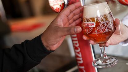 Una cerveza Cruzcampo tirada en un bar de Sheffield.