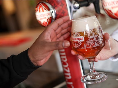 Una cerveza Cruzcampo tirada en un bar de Sheffield.