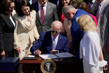 El presidente Biden firma la ley CHIPS en la Casa Blanca en agosto de 2022.