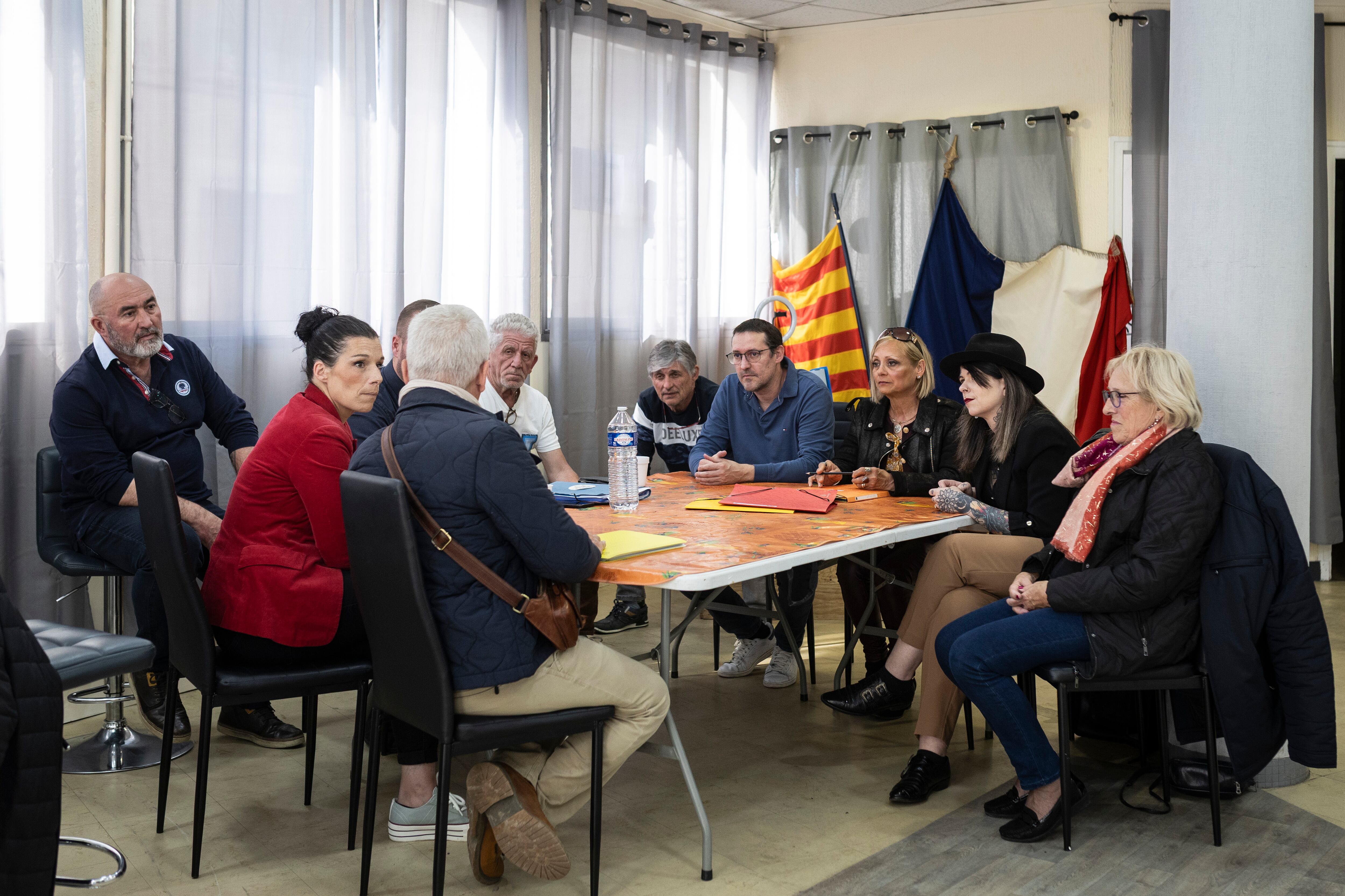 Reunión del equipo del nuevo alcalde de Elna, Steve Fortel, en la sede de su candidatura.