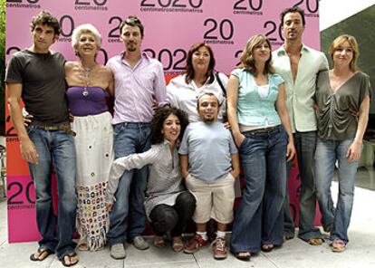 El director Ramón Salazar, tercero por la izquierda, y los actores de <i>20 centimetros</i>.