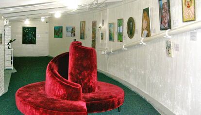 Galeria do MOBA (Museum of Bad Art) em Somerville, Massachusetts.