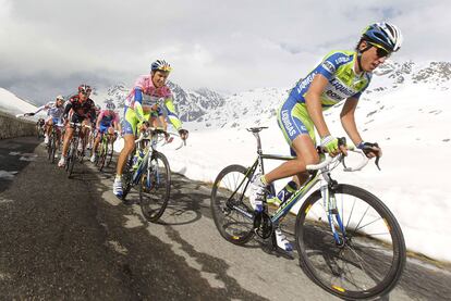 Ivan Basso, el segundo, con la <i>maglia</i> rosa, en el Gavia.