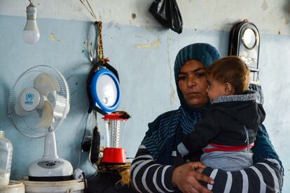 Qudna Fayad al Nasr, de 37 años, coge en brazos al pequeño de sus ocho hijos. Vive con ellos y su marido en una habitación de la escuela. Narra cómo hace unos meses un misil impactó en un tanque de agua en el patio del colegio mientras dormían. "¿Por qué nos bombardean a nosotros? ¿Es esto una infraestructura militar? Somos gente desplazada”, lamenta.