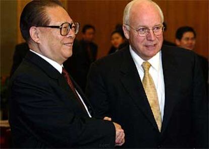 En la imagen, Dick Cheney junto a Jian Zemin en Pekín.