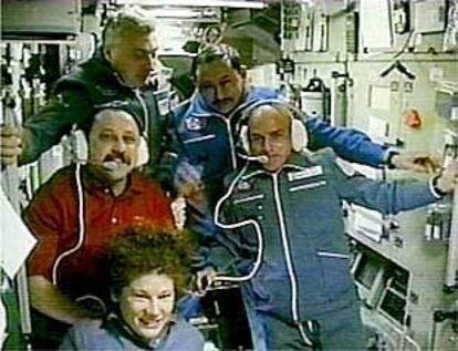 Denis Tito, el primero a la derecha, en la estación espacial el pasado 30 de abril.