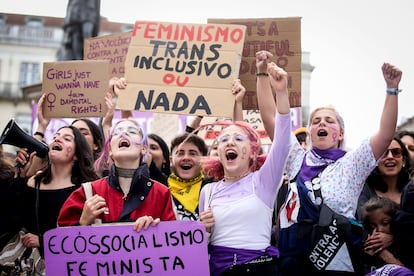 Reivindicación trans en la manifestación del 8 de marzo en Lisboa, Portugal, en 2020.