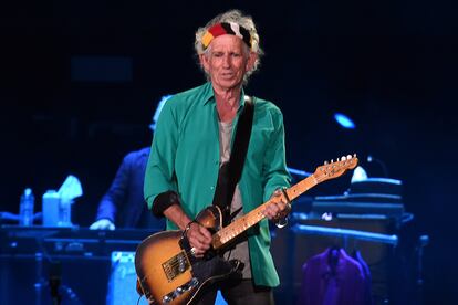 Keith Richards – Posiblemente la leyenda más macabra y repetida de la historia del rock es la defendida públicamente por su protagonista, el legendario guitarrista de los Rolling Stones, que defiende haber esnifado las cenizas de su padre. “Fue incinerado y no pude resistir mezclarlo con un tiro. No le hubiera molestado, no le importaba una mierda. Me sentó muy bien, todavía sigo vivo”, adujo en una entrevista en 2007 con NME. Aunque en su biografía Life matizó la historia, años después Richards instó a sus hijas a que repitieran el insólito rito funerario con sus restos: “Yo mismo les dejaré una pajita”.