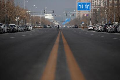 Vista de las calles vacías de Pekín, este jueves, tras la exigencia del Gobierno de test negativos de coronavirus y cuarentenas caseras a todas aquellas personas que quieran regresar a las zonas rurales durante el periodo vacacional del Año Nuevo lunar, que esta vez cae entre el 11 y el 17 de febrero, en un intento de frenar los rebrotes de covid que azotan el país.