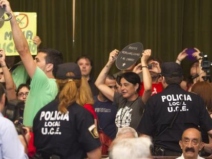 Protesta de los miembros del Casal Popular en el pleno del Ayuntamiento de Castell&oacute;n.