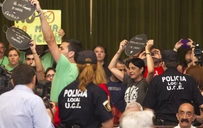 Protesta de los miembros del Casal Popular en el pleno del Ayuntamiento de Castell&oacute;n.
