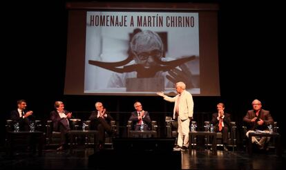 Desde la izquierda, Juan Castaño, Juan Manuel Bonet, Juan Miguel Hernández, José Guirao, Juan Cruz, Joan Tarrida y Antonio Puente, este martes en el acto de homenaje en Madrid a Martín Chirino.