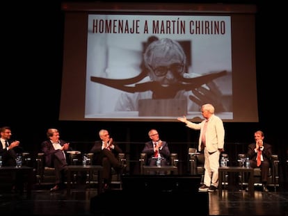 Desde la izquierda, Juan Castaño, Juan Manuel Bonet, Juan Miguel Hernández, José Guirao, Juan Cruz, Joan Tarrida y Antonio Puente, este martes en el acto de homenaje en Madrid a Martín Chirino.