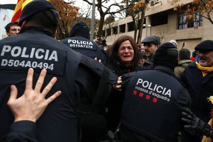Una mujer llora rodeada de agentes de los Mossos d'Esquadra durante la protesta en el exterior del Museo de Lleida.