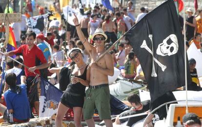 Miles de personas toman sus balsas ayer en el puerto de San Sebastián