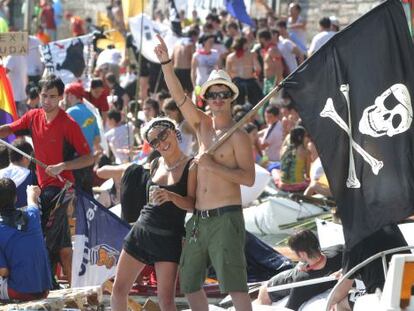 Miles de personas toman sus balsas ayer en el puerto de San Sebastián